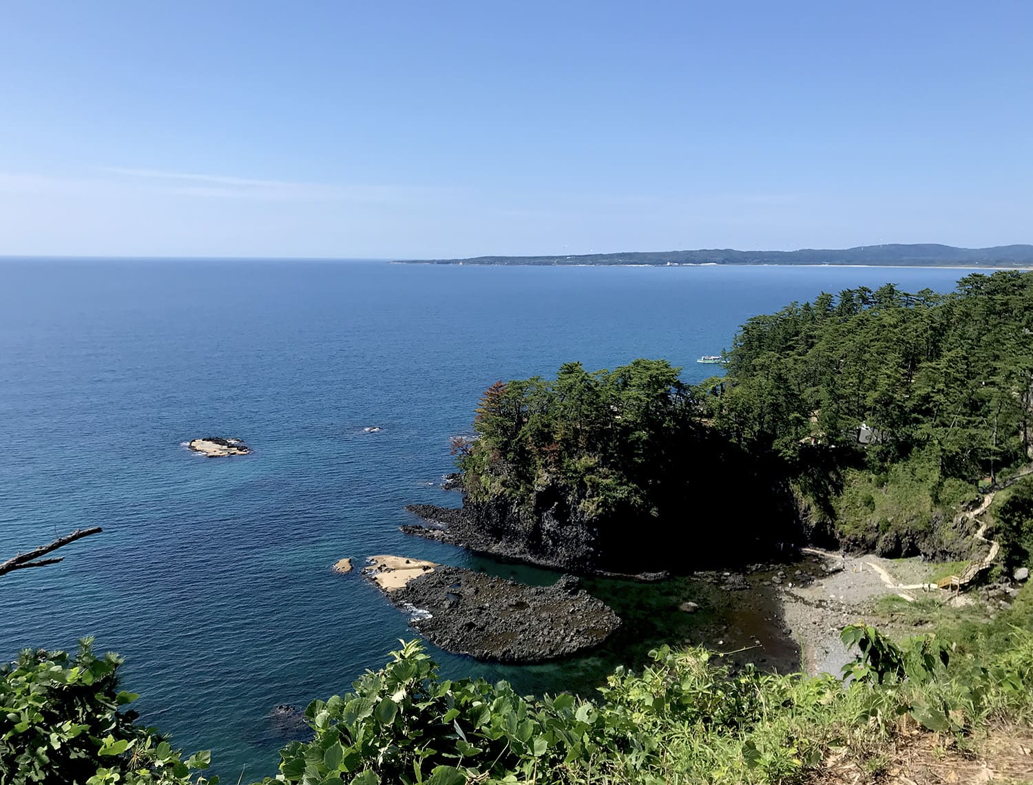 日本海の荒波が生み出した迫力ある美しさ！夏の巌門で避暑地気分♪ – ＼勝手に／いしかわディスカバリー